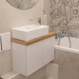 Zabudowa łazienki. Przedwojenna kamienica. Warszawa Ochota