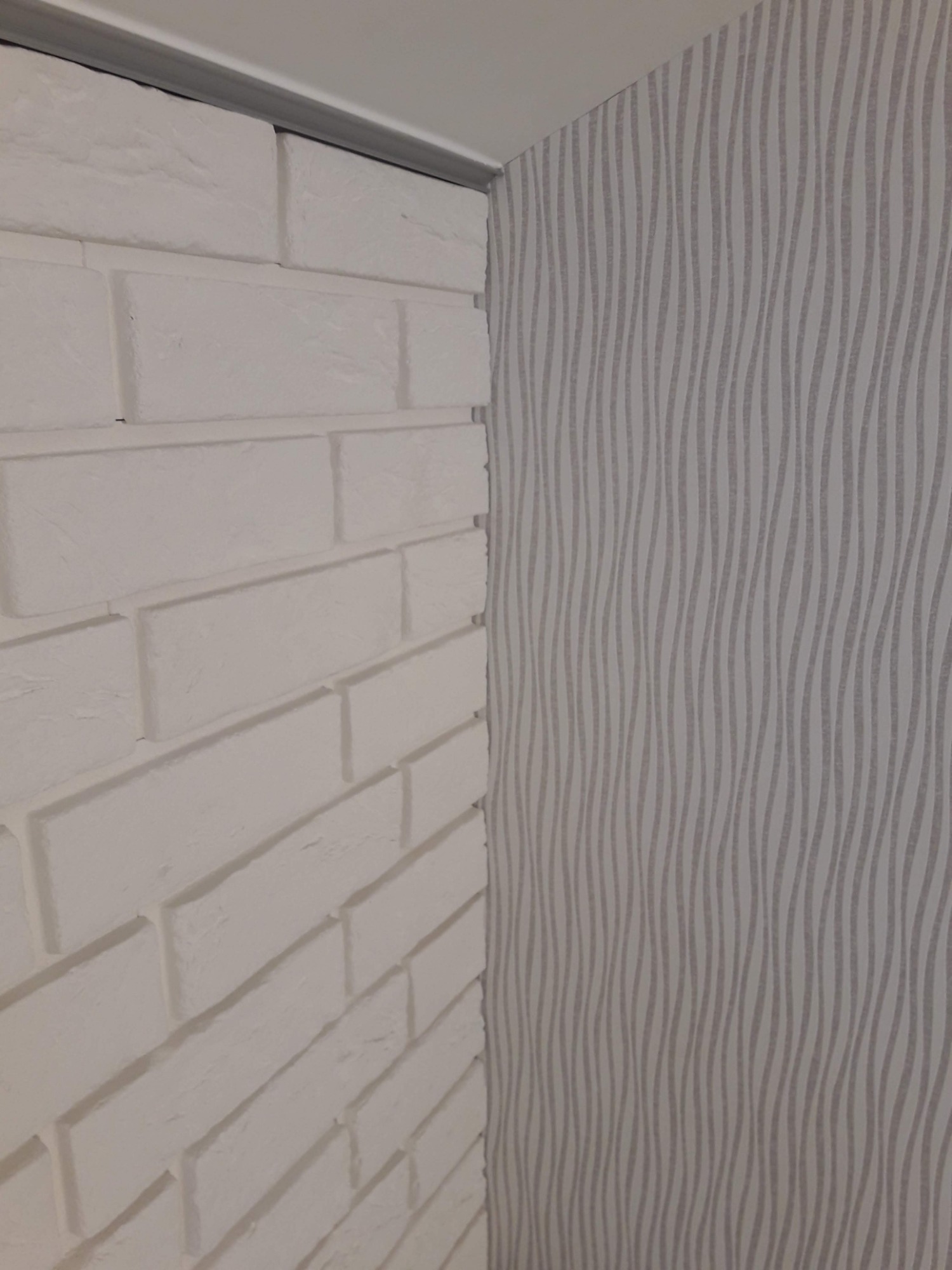 cegiełka wpasowana w tapetę