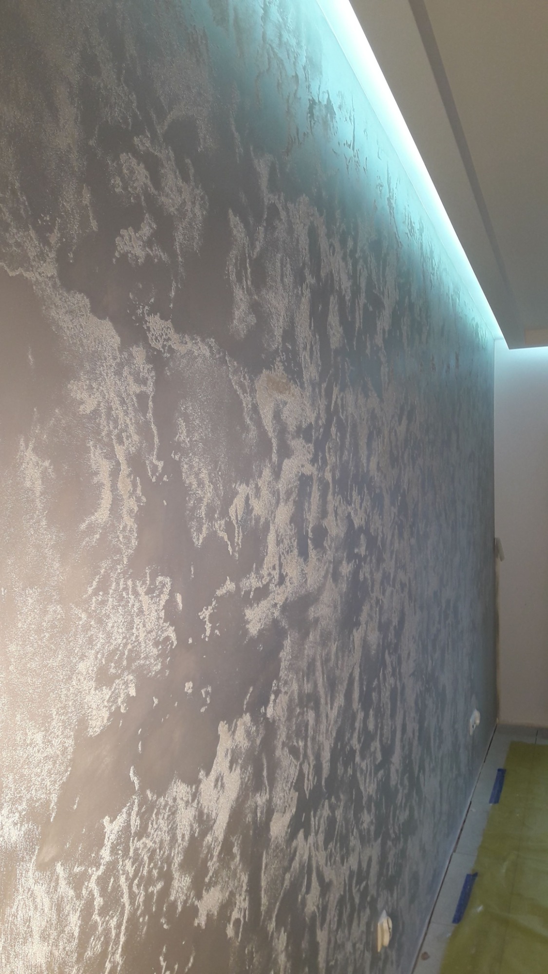 efekt ścienny -ściana w brokacie podświetlona led