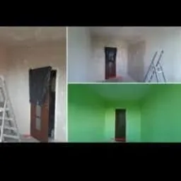 Trzy kadry z remontowanego pokoju: przygotowanie do malowania z zakrytymi drzwiami, surowa ściana z drabiną, pomalowane na zielono wnętrze z drzwiami.