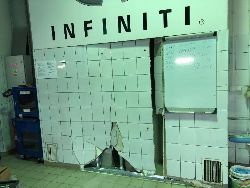 Uszkodzona ściana w serwisie samochodowym.