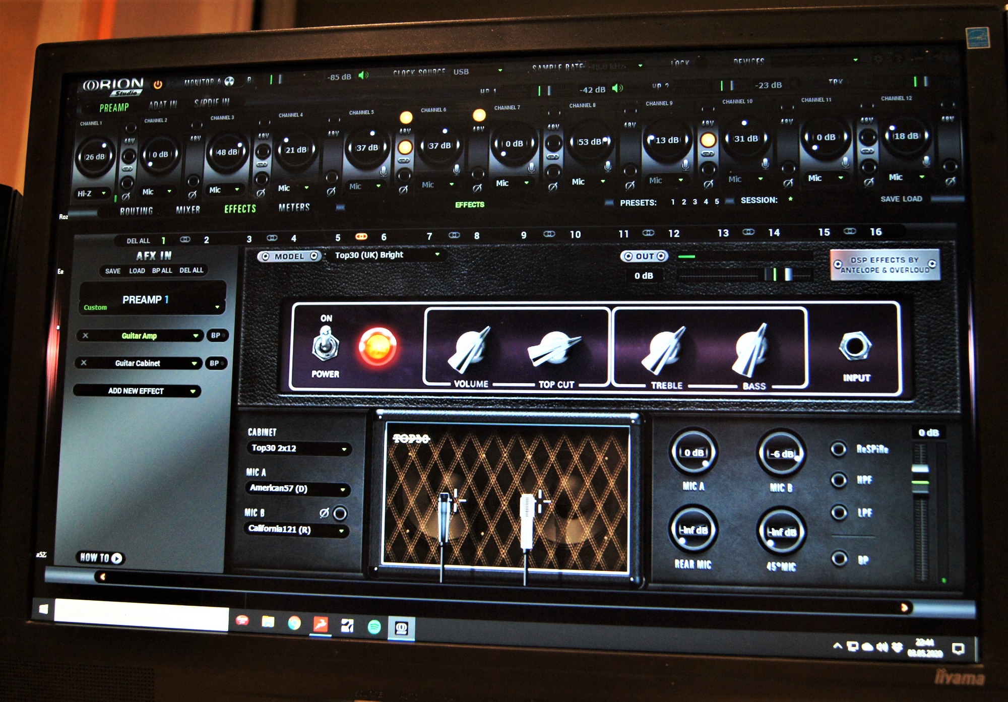 Ekran monitora z otwartym programem do emulacji wzmacniacza gitarowego Top30 (UK) Bright, prezentującym wirtualny panel sterowania z pokrętłami Volume, Top Cut, Treble i Bass oraz wyborem...
