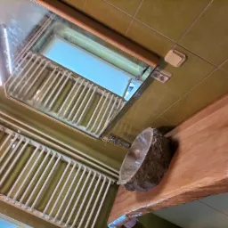 Łazienka, szafka płyta meblowa 18mm blat to dębowy monolit. Rama lustra to sosnowe kantówki frezowane.