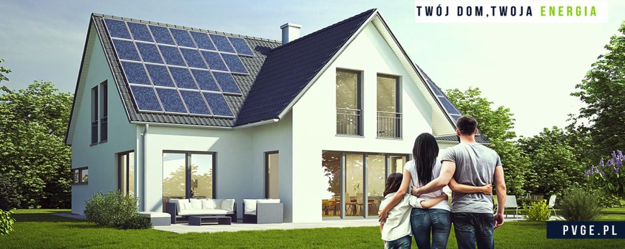 Biały dom jednorodzinny z panelami słonecznymi na dachu, widziany z perspektywy rodziny stojącej na trawniku.