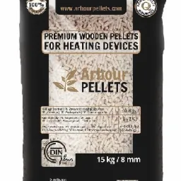 Worek wypełniony jasnymi, drobnymi granulkami paliwa drzewnego, z widocznym logo producenta Arbour Pellets, informacją o wadze 15 kg i średnicy 8 mm oraz certyfikatem DIN Plus.