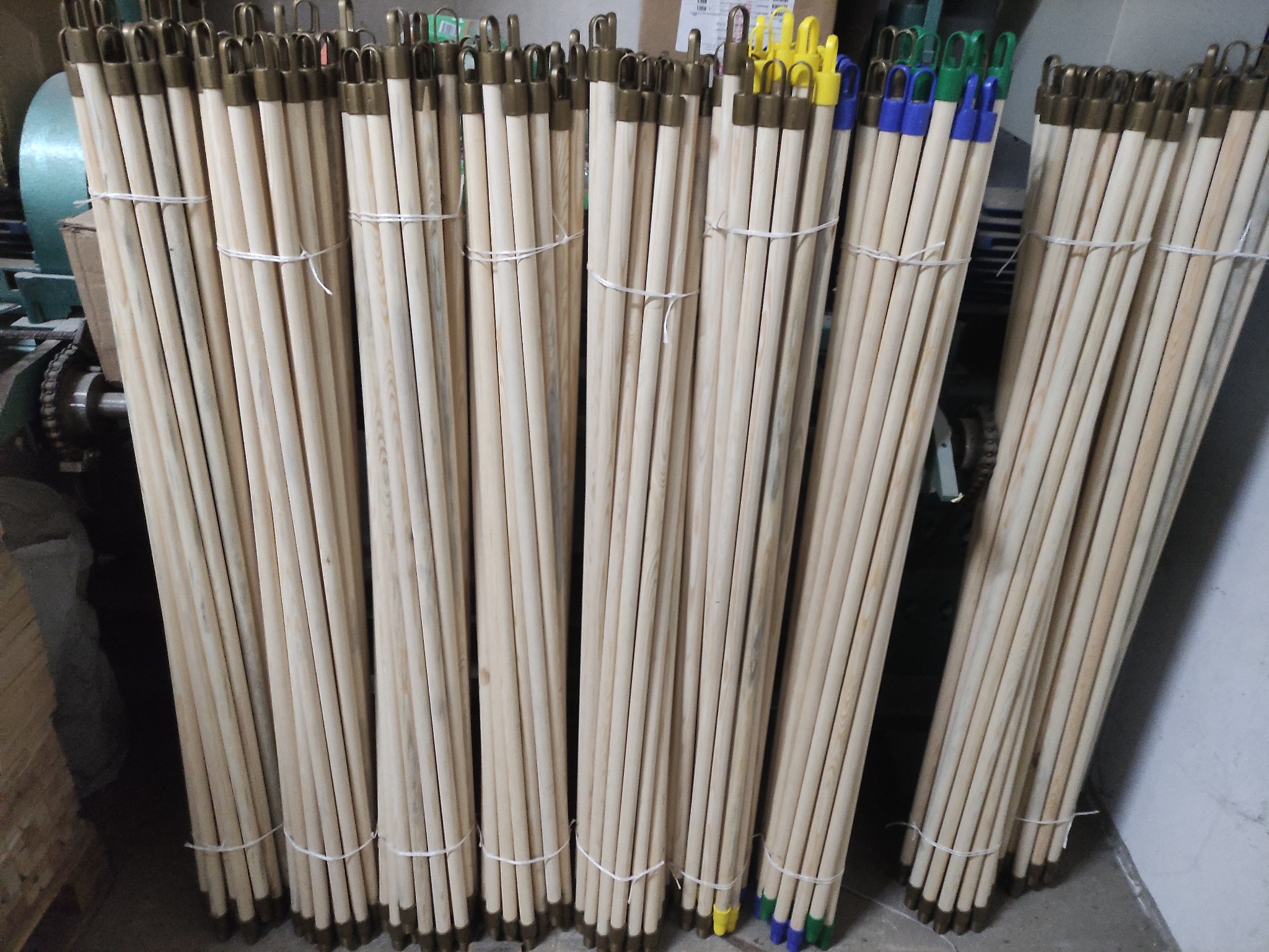 Sztaple jasnych, drewnianych tyczek z metalowymi uchwytami, spięte sznurkiem; niektóre z kolorowymi, plastikowymi zakończeniami.