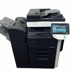 Profesjonalna, czarno-biała kserokopiarka Konica Minolta bizhub 363 z dotykowym panelem sterowania, widoczne wysuwane podajniki papieru i biała obudowa po prawej stronie.