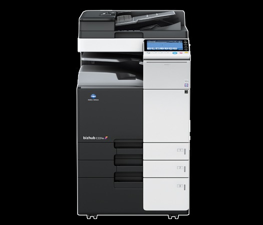 Czarno-biała kserokopiarka Konica Minolta Bizhub C224e z kolorowym panelem dotykowym i trzema szufladami na papier na czarnym tle.