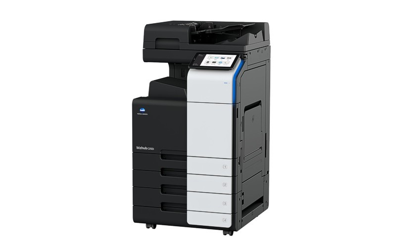 Nowoczesna, wielofunkcyjna kserokopiarka Konica Minolta bizhub C250i w kolorze czarno-białym z niebieskimi akcentami, widoczny panel dotykowy i cztery szuflady na papier.