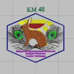 Naszywka w kształcie rombu z motywem zająca, pawich oczek i napisem 'Małopolskie Stowarzyszenie Hodowców Królików Rasowych i Drobiu Ozdobnego', wykonana techniką haftu komputerowego na jasnoszarym...