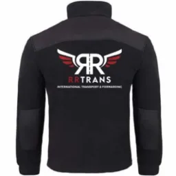 Czarna bluza polarowa z logo firmy transportowej 'RRTRANS' z czerwonymi skrzydłami, widok z tyłu.