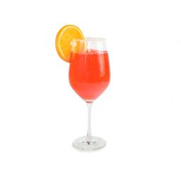 Anna Mazur Pracownia Wizerunku - Delikatny, różowy koktajl w kieliszku do wina, ozdobiony plasterkiem pomarańczy i kryształkami cukru na krawędzi, na białym tle.
