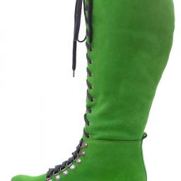 Anna Mazur Pracownia Wizerunku - Wysoki, sznurowany, zielony but z zamszu, z czarnymi sznurówkami i metalowymi oczkami, na niskim obcasie, sfotografowany na białym tle.