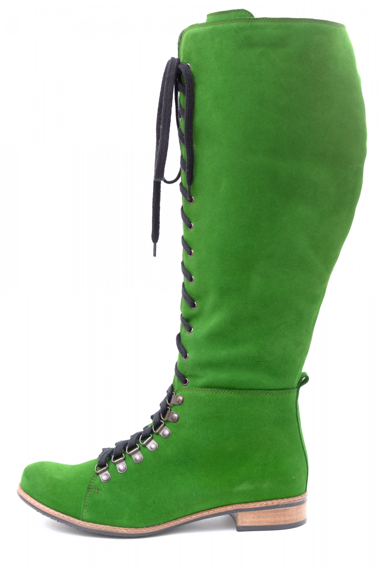 Wysoki, sznurowany, zielony but z zamszu, z czarnymi sznurówkami i metalowymi oczkami, na niskim obcasie, sfotografowany na białym tle.