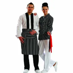 Dwoje modeli prezentuje odzież roboczą: mężczyzna w białej koszuli z czarnymi paskami, czarnych spodniach i fartuchu w paski, kobieta w bluzce w paski, białych spodniach i z czerwoną ścierką w ręku...