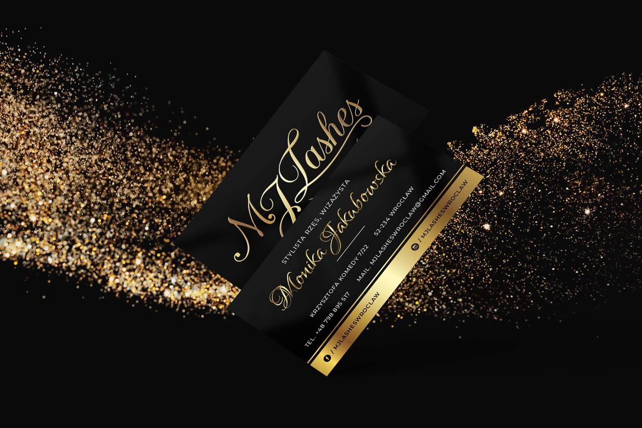 Dwie czarne wizytówki z eleganckim złotym napisem 'MJ Lashes Monika Jakubowska' na tle czerni i złotego brokatu