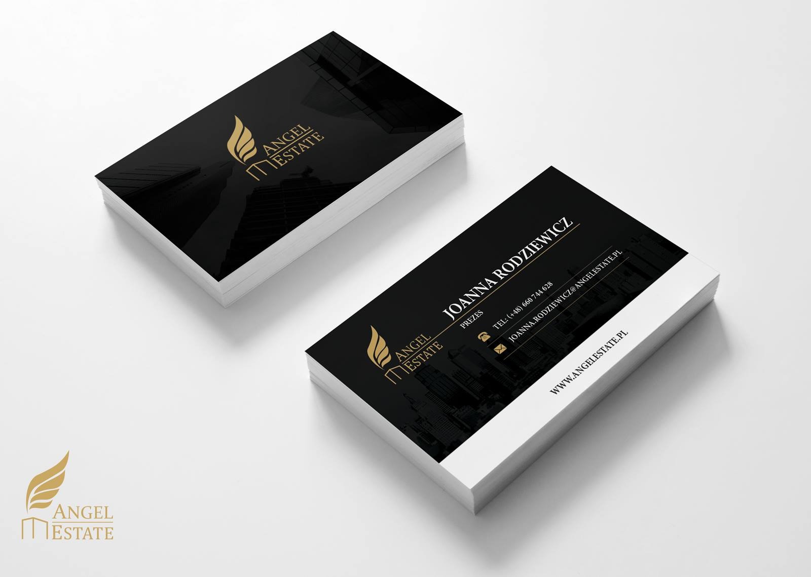 Wizytówki firmy Angel Estate z czarnym tłem, złotym logo i danymi kontaktowymi Joanny Rodziewicz, ułożone na białym tle.