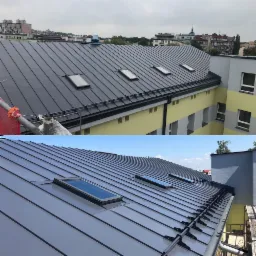 Dwa ujęcia dachu z blachy na budynku, z widocznymi oknami dachowymi; górne ujęcie z pochmurnym niebem, dolne ze słonecznym niebem, ukazujące detale łączeń blachy i system odwadniania.