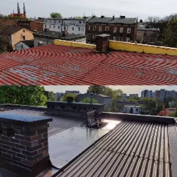 Porównanie stanu dachu przed i po renowacji: górna część zdjęcia przedstawia zniszczoną, czerwoną blachę falistą z widocznymi śladami korozji i ubytkami farby, na tle zabudowy miejskiej...