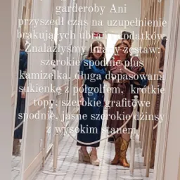 Dwie kobiety w sklepie odzieżowym, prezentujące zestawy ubrań: jedna w długiej, dopasowanej sukience z półgolfem i butach na platformie, druga w brązowych kowbojkach i szerokich spodniach. W tle...