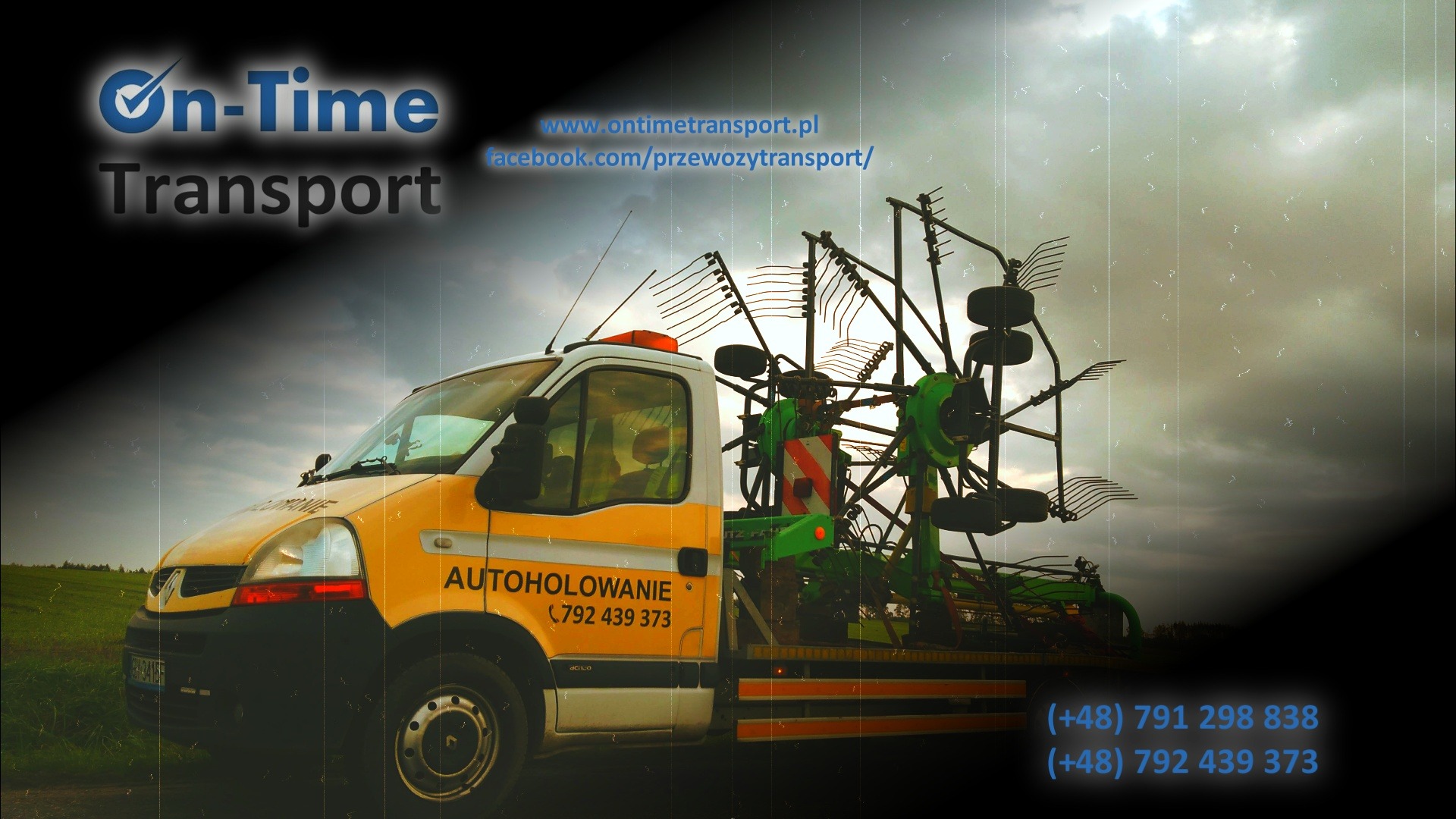 Żółto-biały bus z napisem 'AUTOHOLOWANIE' przewożący zielony sprzęt rolniczy na platformie, widok z boku na tle pochmurnego nieba.