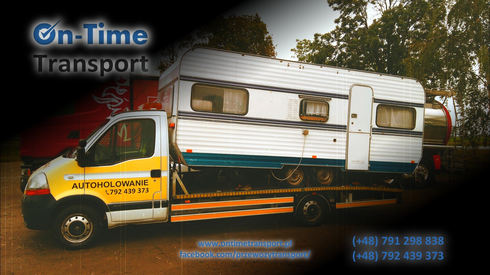 Żółto-biała laweta z przyczepą kempingową na platformie, widoczne logo firmy 'On-Time Transport' i numer telefonu, tło z drzewami.