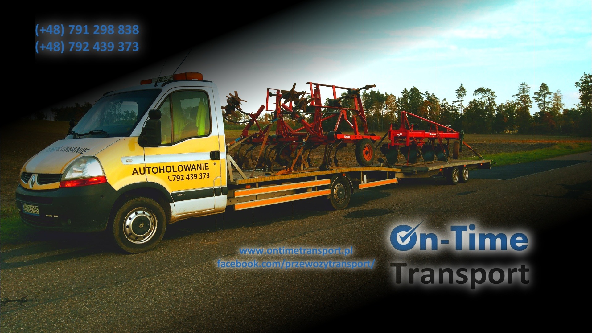 Żółto-biała laweta z napisem 'AUTOHOLOWANIE' przewozi czerwony sprzęt rolniczy na przyczepie, widok z boku na tle pola i drzew.