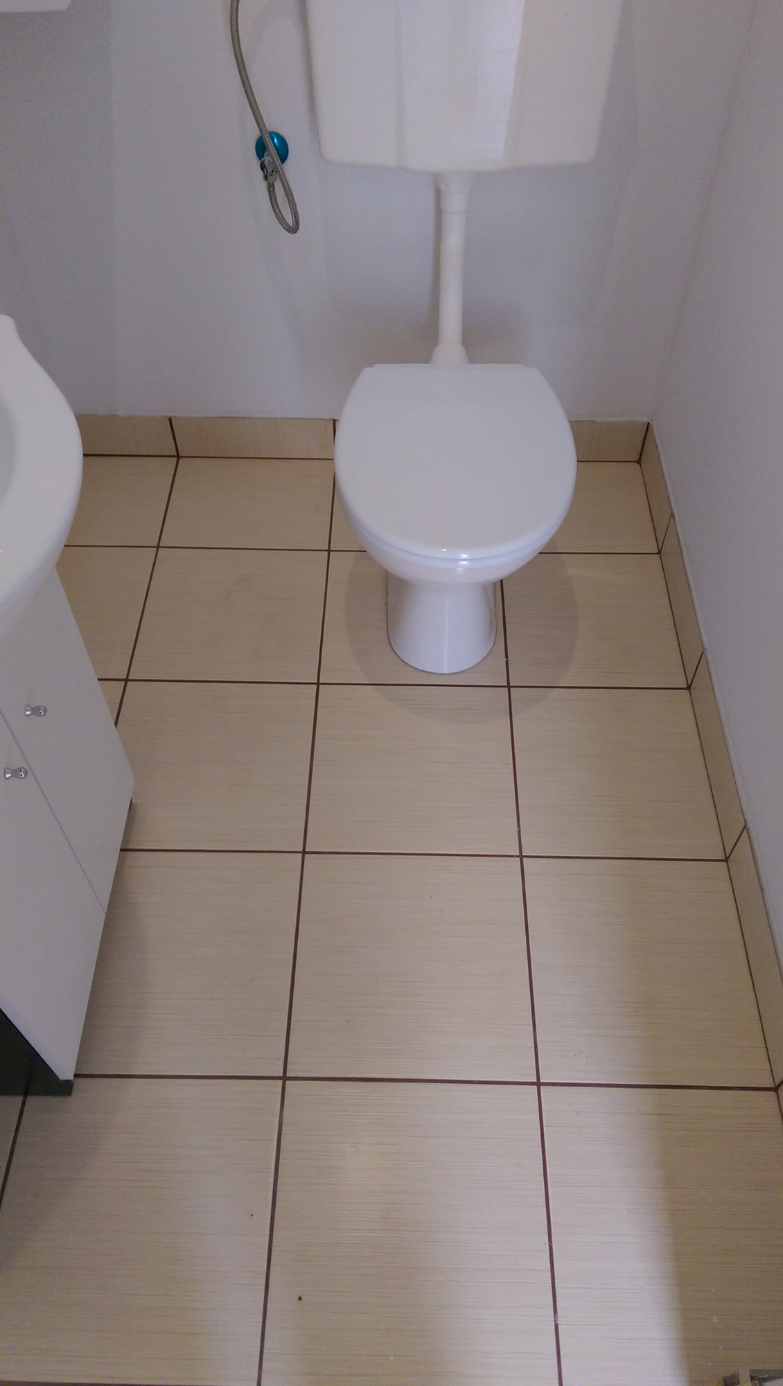 Mała toaleta w pomieszczeniu usługowym 2