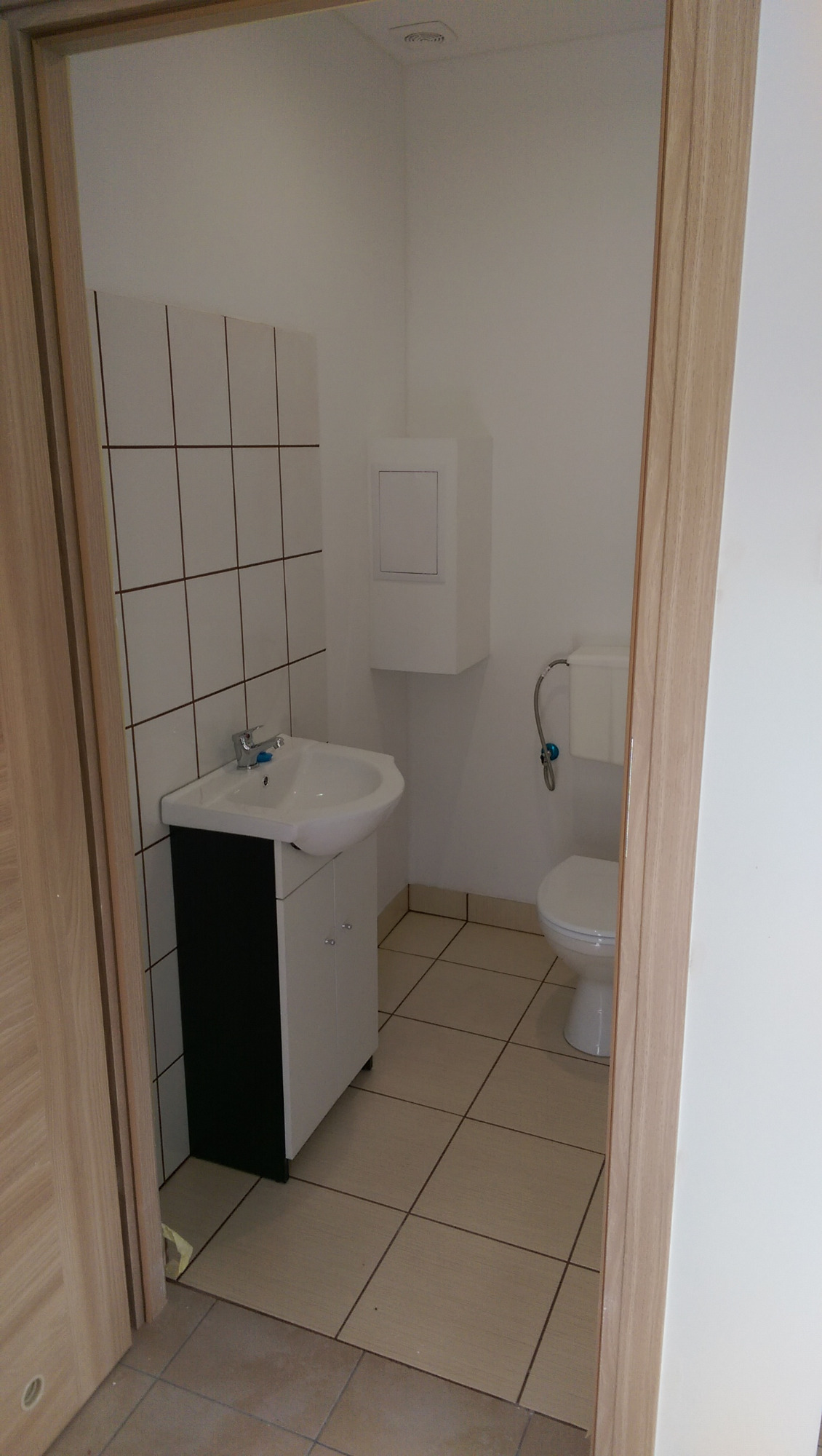 Mała toaleta w pomieszczeniu usługowym 1