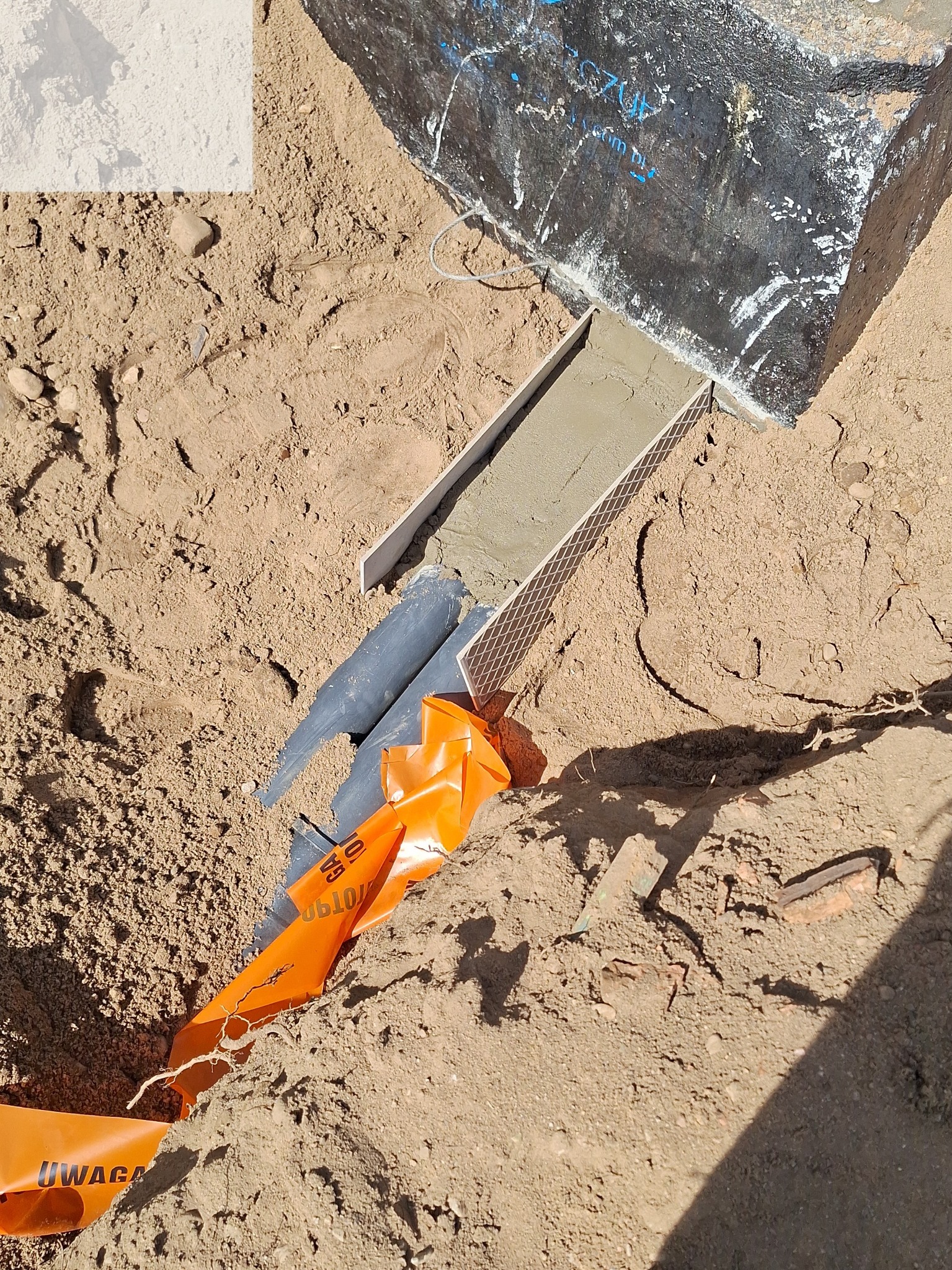 wejście do studni kablowej-rękaw betonowy