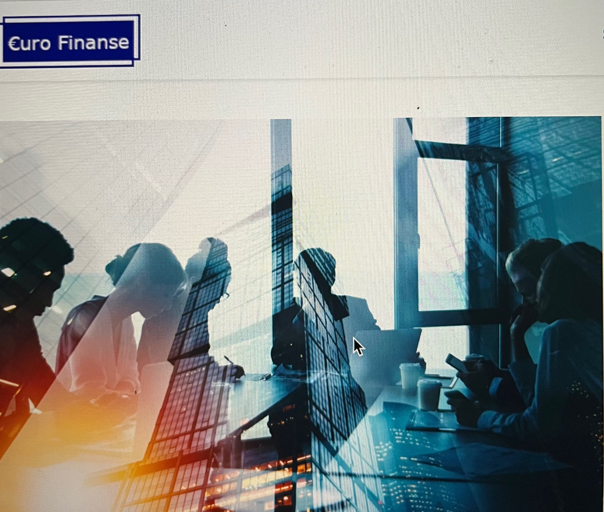 Sylwetki osób przy stole w biurze, nałożone na obraz miasta nocą, logo Euro Finanse w lewym górnym rogu.