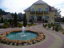 W naszym ogrodzie wśród śpiewu ptaków , można odpocząć i pozytywnie spojrzeć na świat