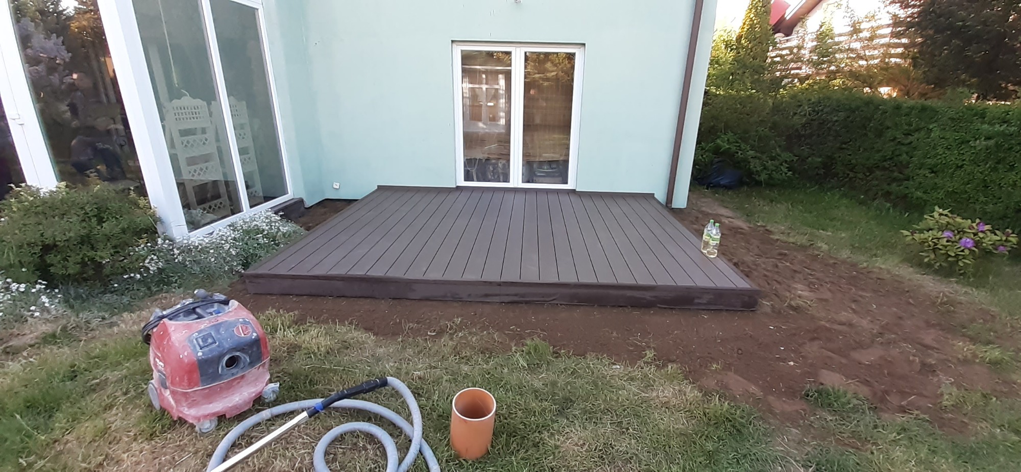 Gotowy taras z wyrównaniem ziemi .