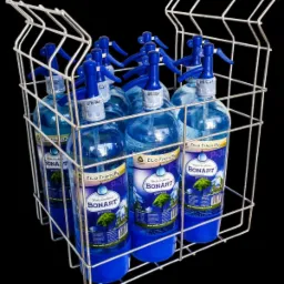 Metalowy koszyk wypełniony butelkami wody gazowanej Bonart z niebieskimi dozownikami, na czarnym tle.