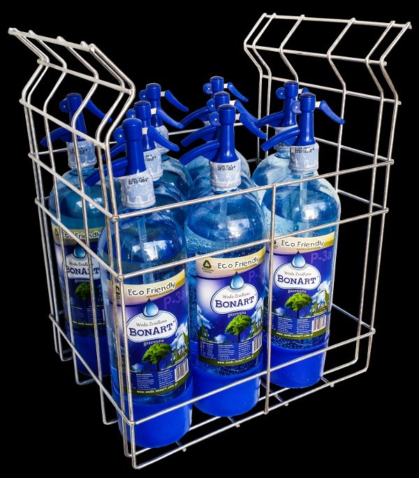 Metalowy koszyk wypełniony butelkami wody gazowanej Bonart z niebieskimi dozownikami, na czarnym tle.