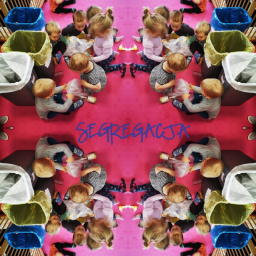 Żłobek Miniodkrywcy - Fotografia przedstawia dzieci w żłobku siedzące na różowym dywanie i segregujące śmieci do kolorowych pojemników; widoczny napis 'SEGREGACJA'.