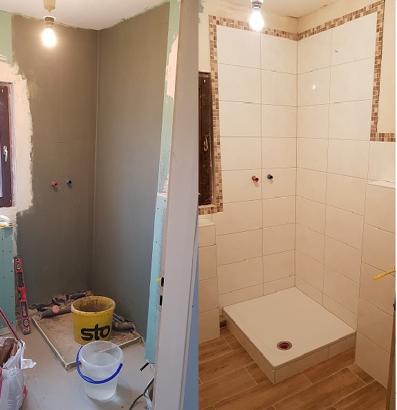 Łazienka w trakcie metamorfozy: po lewej surowa ściana przygotowana pod płytki, z widocznym poziomowaniem i żółtym wiadrem, po prawej wykafelkowany prysznic z mozaiką na górze.