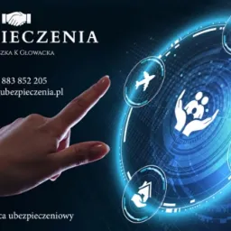 Grafika reklamowa z dłonią wskazującą na cyfrowy interfejs z ikonami: samochód, samolot, rodzina, dom, skarbonka. W tle nazwa firmy i dane kontaktowe.