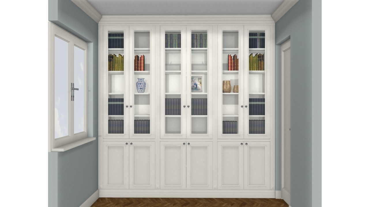 Biała, przeszklona biblioteczka na wymiar z książkami, wazonem i ramką ze zdjęciem, z drewnianą podłogą i szarą ścianą.