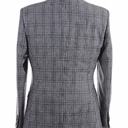 Tył szarej, wełnianej marynarki w kratę na drewnianym manekinie, widoczne klapy i guziki rękawa.