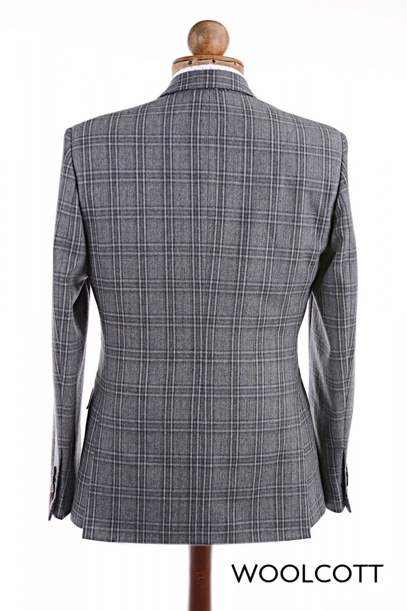 Tył szarej, wełnianej marynarki w kratę na drewnianym manekinie, widoczne klapy i guziki rękawa.