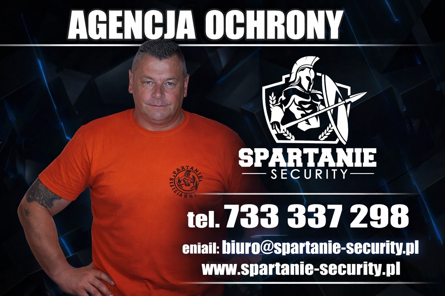 Mężczyzna w pomarańczowej koszulce z logo firmy ochroniarskiej na tle grafiki z logo, numerem telefonu i adresem e-mail. Agencja ochrony.