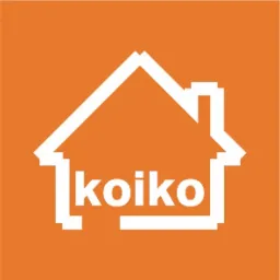 Białe logo 'koiko' wewnątrz konturu domu na pomarańczowym tle.