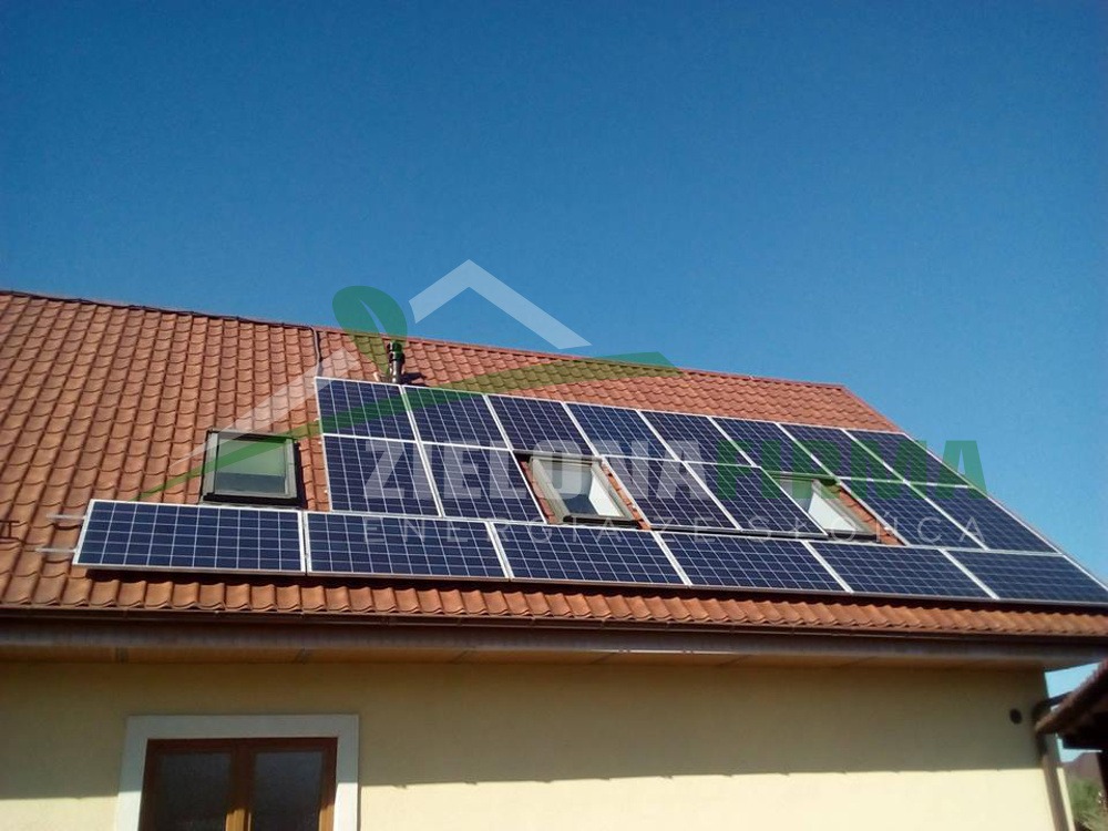 Panele słoneczne zamontowane na dachu domu jednorodzinnego z oknami dachowymi, Wejherowo.