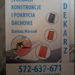 volidarek - Wizytówka firmy dekarskiej 'Voldach' z numerem telefonu, adresem i adresem e-mail, prezentująca konstrukcje i pokrycia dachowe, z ilustracjami różnych rodzajów dachówek i dekarzem pracującym na dachu.