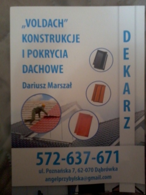 Wizytówka firmy dekarskiej 'Voldach' z numerem telefonu, adresem i adresem e-mail, prezentująca konstrukcje i pokrycia dachowe, z ilustracjami różnych rodzajów dachówek i dekarzem pracującym na dachu.