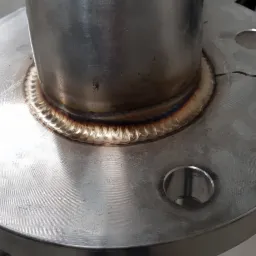 Spoina obwodowa rury ze stali nierdzewnej do kołnierza, widoczne ślady spawania TIG.