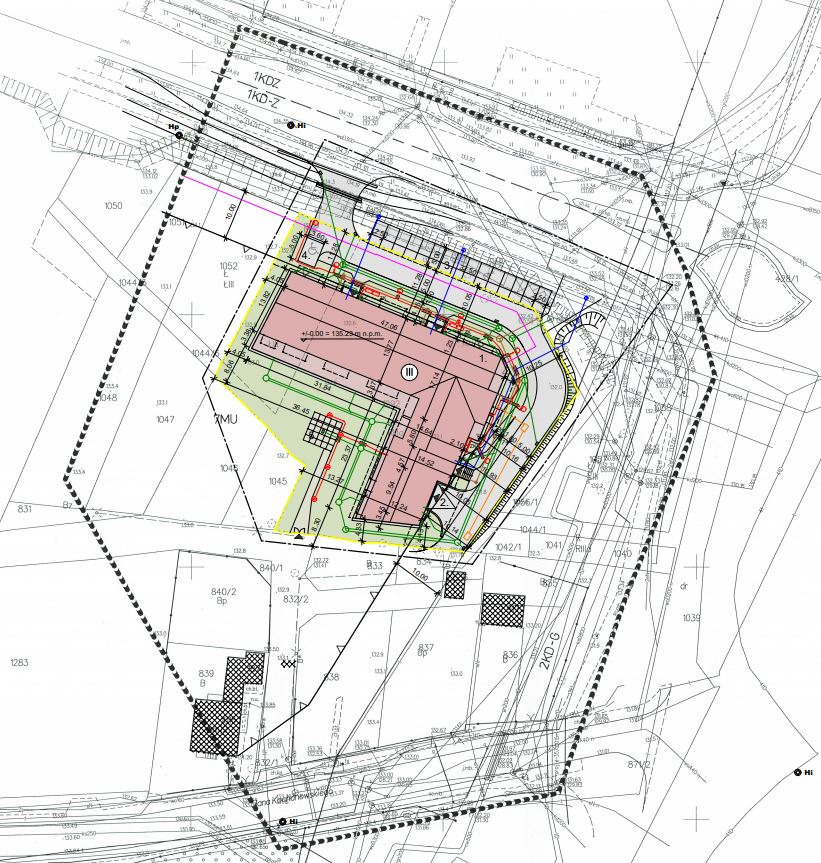 Plan zagospodarowania przestrzennego z naniesionym obrysem budynku, numerami działek i elementami infrastruktury.