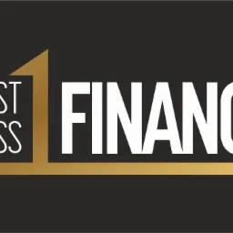 Logo firmy First Class Finance na czarnym tle, z białym napisem i złotym akcentem w kształcie jedynki i linii.