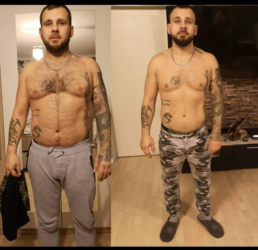 Mężczyzna przed i po utracie wagi, widoczne zmiany w sylwetce, tatuaże na ramionach i torsie, różne spodnie i tło.
